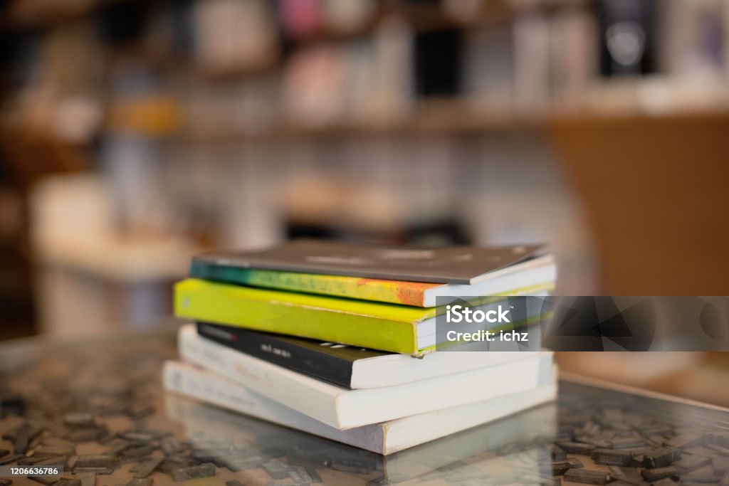 Des livres empilés sur la table dans la bibliothèque