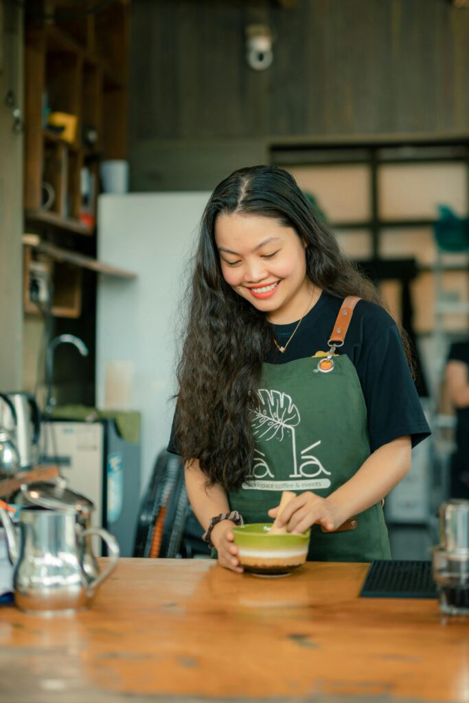 Une femme qui prépare un matcha café dans une boutique (café)