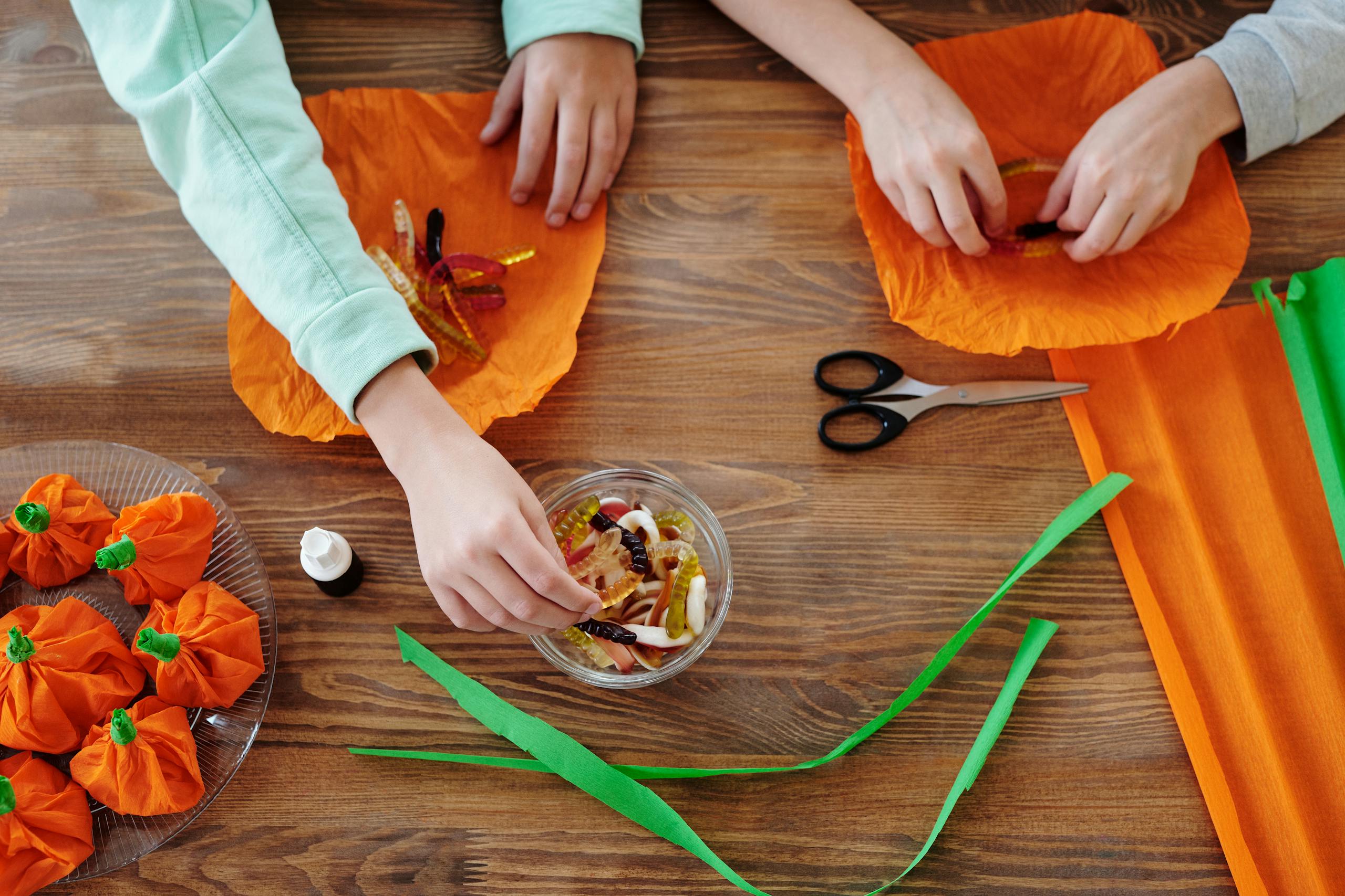 deux enfant fabriquant des décorations d'halloween.