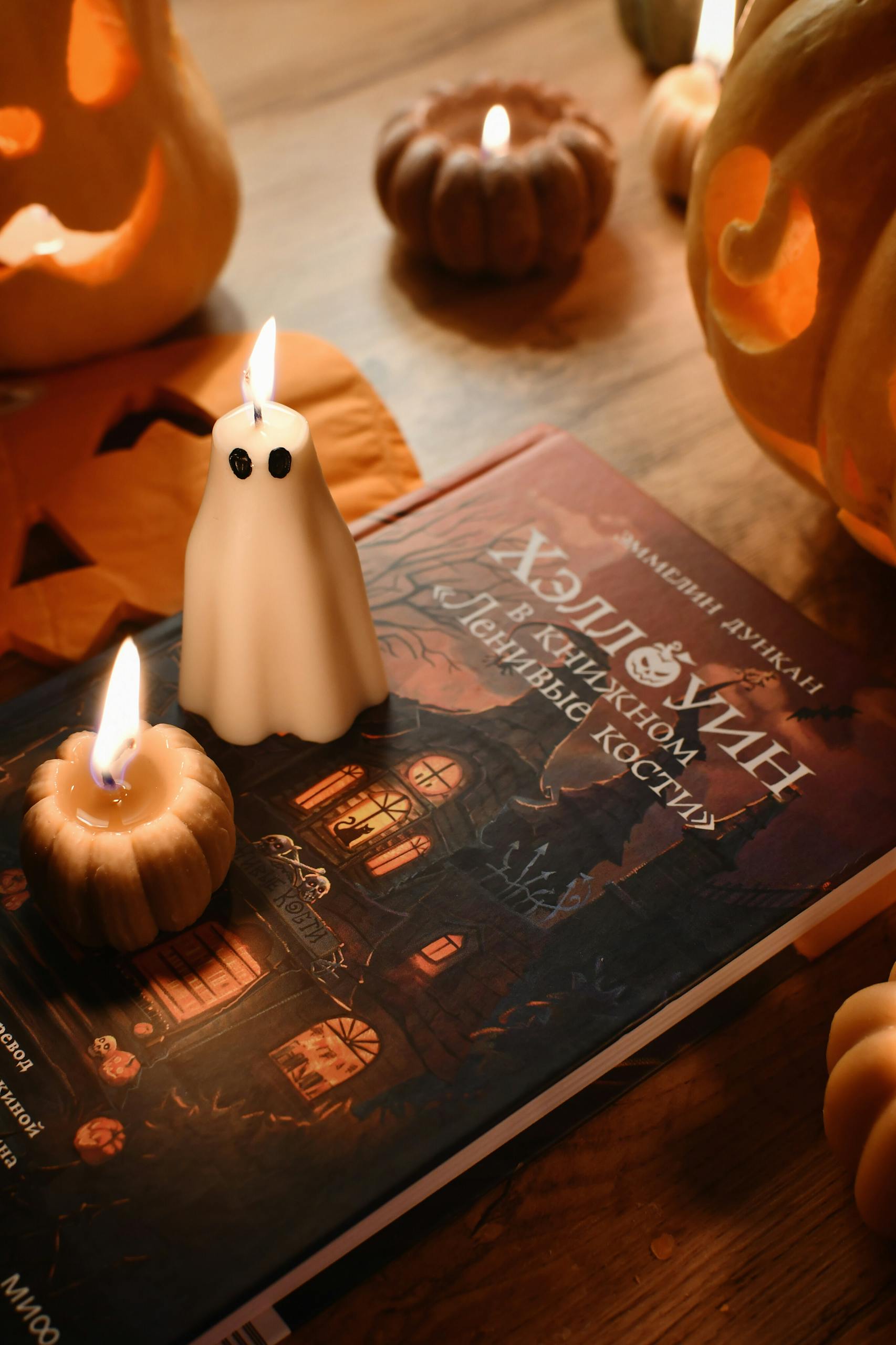 Livre avec chandel de fantome